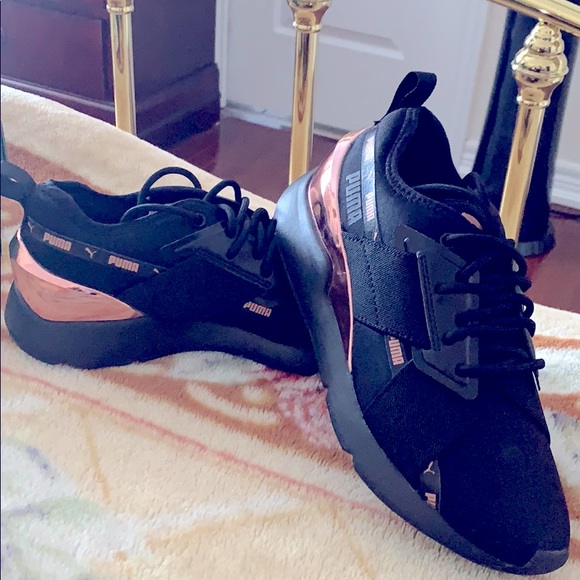 Women’s Puma Runners! - Picture 1 of 3